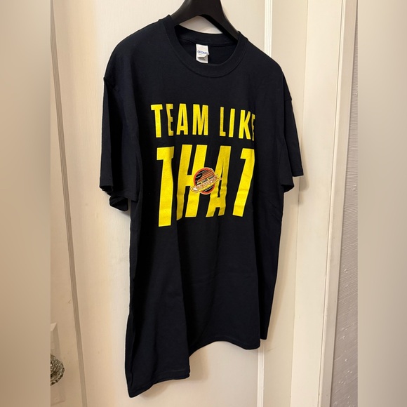 NWOT ‘TEAM LIKE THAT’ Black T-Shirt Canucks Logo on front - Picture 3 of 11